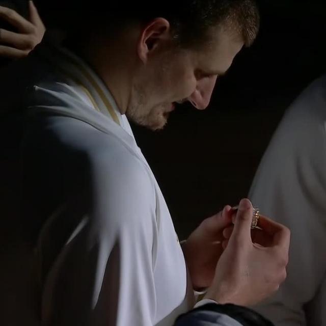 博鱼体育-轻描淡写大三双！约基奇领完戒指带队再胜湖人