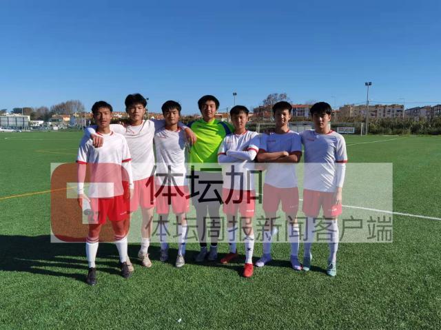 1668977061351021170.jpg 周文皓(右一)与队友一起在训练场合影.jpg