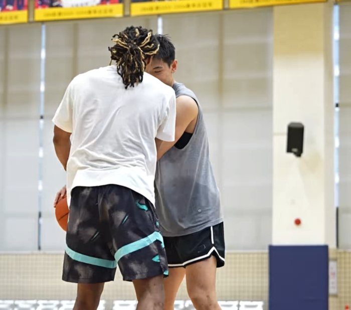 博鱼体育-省钱了！麦考尔特训崔永熙过人，强化进攻技巧，有望年后复出！|广东|帕特里克-麦考|胡明轩|徐杰|训练_新浪体育_新浪新闻