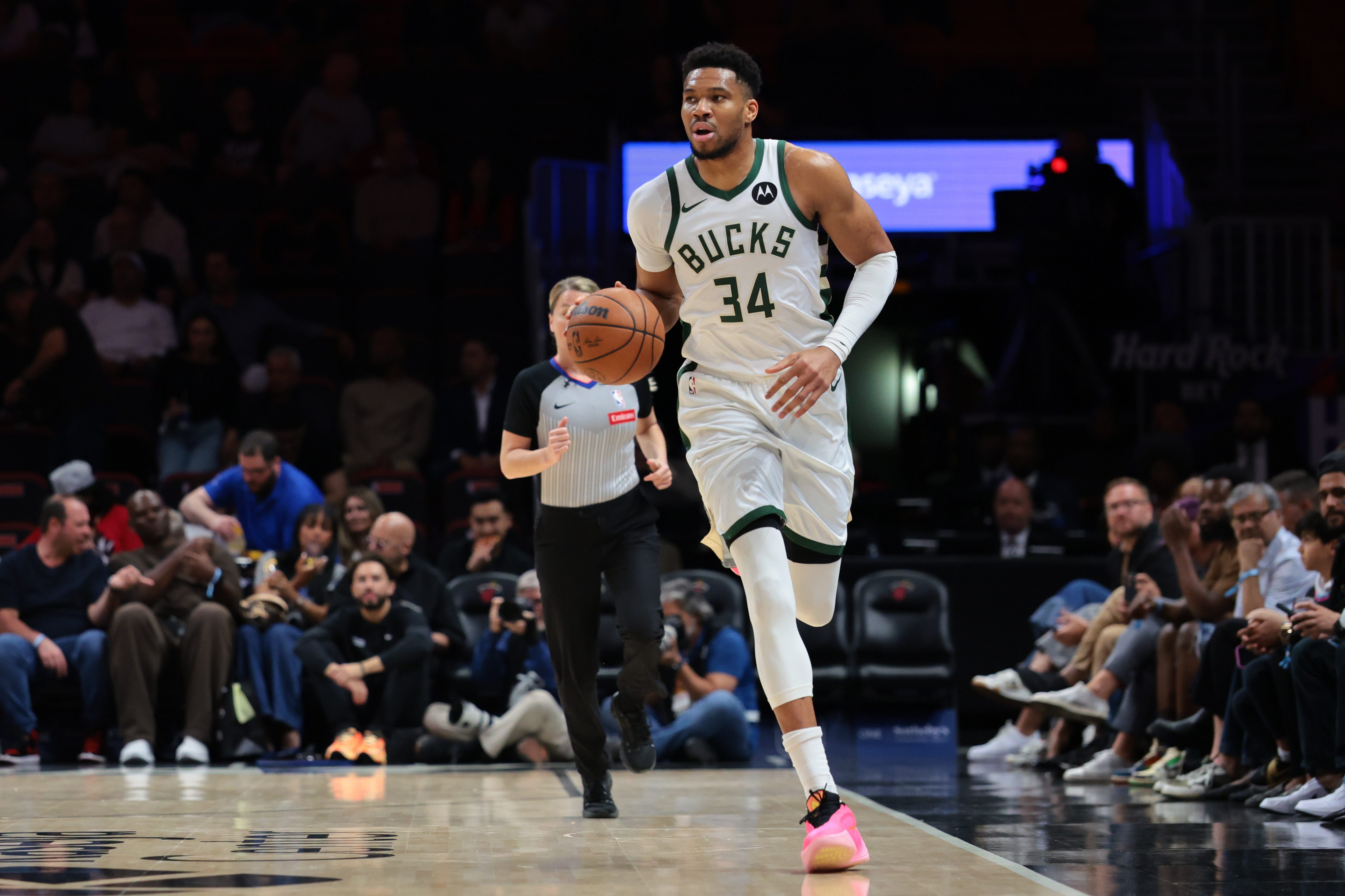 博鱼电竞-身手全能！字母哥半场15中7砍下18分11板5助 罚球5中4