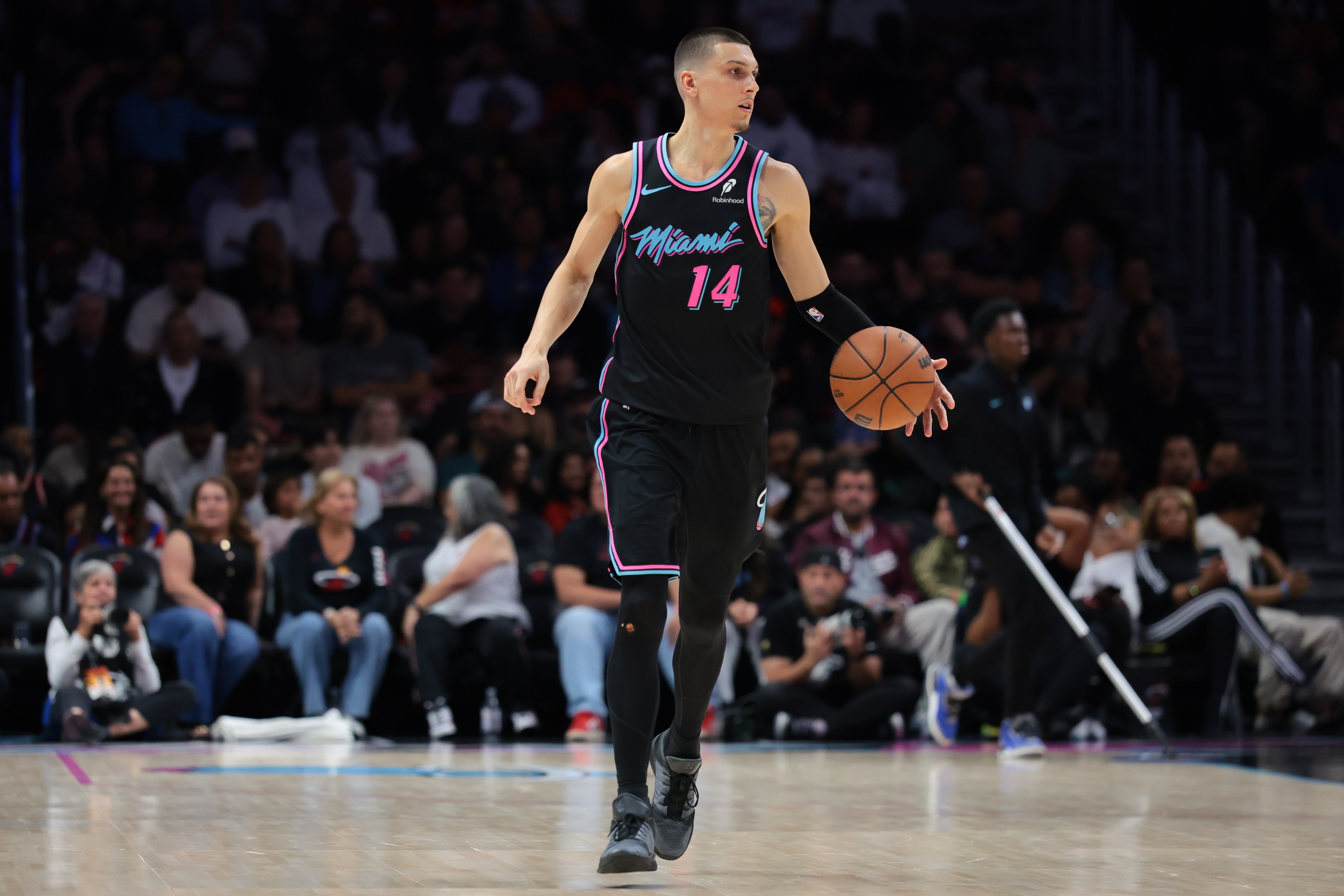 博鱼体育-热火迎战魔术 希罗&amp;鲍威尔&amp;韦尔&amp;亚库乔尼斯出战 维金斯缺阵